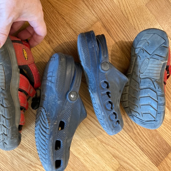 Size 13 kids used Keens (with bonus pair of crocs) - Picture 4 of 4